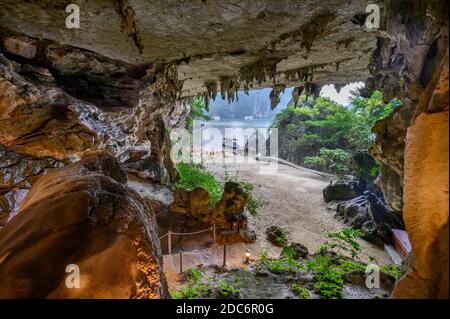 La Grotta di Trinh Nu è un'importante reliquia archeologica della Baia di ha Long. Nel 2000, gli archeologi scoprirono resti di abitanti preistorici della ha Foto Stock