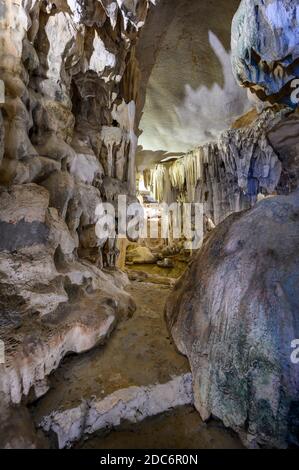 La Grotta di Trinh Nu è un'importante reliquia archeologica della Baia di ha Long. Nel 2000, gli archeologi scoprirono resti di abitanti preistorici della ha Foto Stock