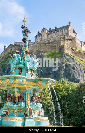 Edinburgh Ross Fountain Edinburgh ornato recentemente restaurato Ross Fountain in West Princes Street Gardens Castello di Edimburgo Midlothian Scozia regno unito Foto Stock
