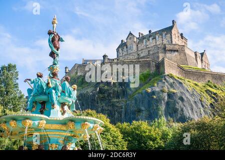Edinburgh Ross Fountain Edinburgh ornato recentemente restaurato Ross Fountain in West Princes Street Gardens Castello di Edimburgo Midlothian Scozia regno unito Foto Stock