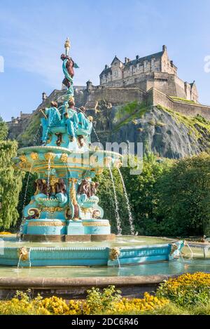 Edinburgh Ross Fountain Edinburgh ornato recentemente restaurato Ross Fountain in West Princes Street Gardens Castello di Edimburgo Midlothian Scozia regno unito Foto Stock