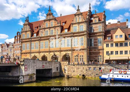 Gdansk, Pomerania / Polonia - 2020/07/14: Porta Verde storica in stile olandese - Brama Zielona - al Long Market e al fiume Motlawa nella storica città vecchia Foto Stock