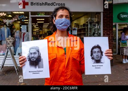 I membri del Lewes Amnesty International Group che indossano Orange Jump si addice alla protesta contro il campo di detenzione militare di Guantanamo, Lewes, Sussex, Regno Unito. Foto Stock