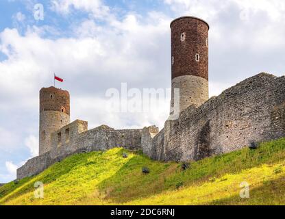 Checiny, Swietokrzyskie / Polonia - 2020/08/16: Vista panoramica sulle rovine del Castello reale di Checiny - Zamek Krolewski w Checinach - fortezza medievale in pietra Foto Stock