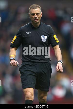 File photo datato 12-01-2013 del Referee Mark Halsey. Foto Stock