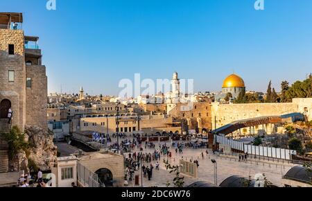 Gerusalemme / Israele - 2017/10/13: Vista panoramica della piazza del Muro Occidentale accanto al Monte del Sacro Tempio con cupola del Santuario della roccia e Bab al-Silsila Foto Stock