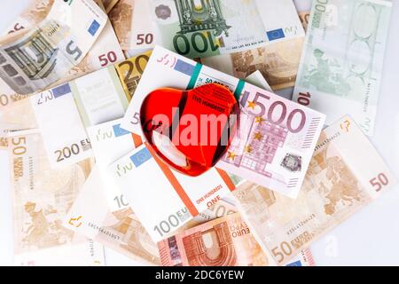 Forma di cuore sulle banconote in euro. Il cuore si trova sulle banconote in euro. Cuore con banconote. Foto Stock