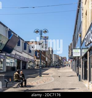 un vicino deserta re st huddersfield durante il blocco Foto Stock