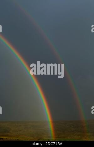 Doppio arcobaleno nel cielo di Orkney Foto Stock