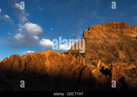 Formazioni rocciose durante il tramonto nel Parco Nazionale del Teide, Tenerife, Isole Canarie, Spagna, Europa. Foto Stock