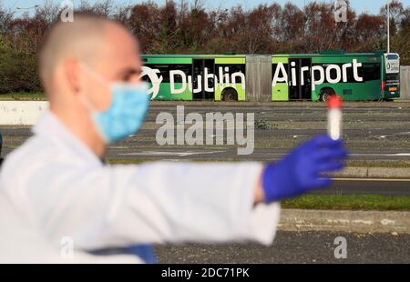 Ricercatore di laboratorio con RocDoc Cathal Fahey all'apertura della sua struttura di test drive-thru Covid-19 all'aeroporto di Dublino, una delle due strutture di test del coronavirus che si aprono all'aeroporto. Foto Stock
