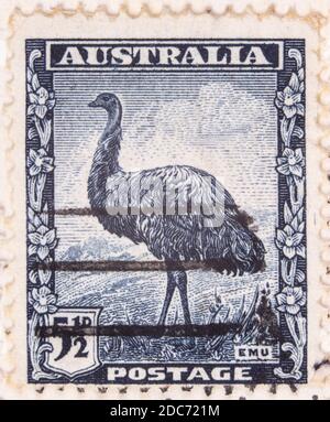 Antwerpen, Belgio - 17 novembre 2020: Un francobollo stampato da Australian Post, presenta l'uccello emu Foto Stock