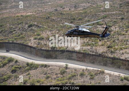 Dipartimento degli Stati Uniti della sicurezza interna Vicesegretario Ken Cuccinelli tours una sezione di recente costruzione del muro di Trump in elicottero nel settore Tucson 2 novembre 2020 vicino Tucson, Arizona. Foto Stock