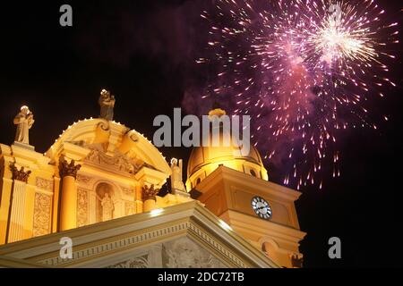 Maracaibo, Venezuela. 18 Nov 2020. I venezuelani celebrano oggi, mercoledì 18 novembre 2020, il giorno della Vergine di Chiquinquirá a Maracaibo, Venezuela. Molti celebrati praticamente dalle loro case, non nella Plazoleta de la Basilica de Nuestra Señora de Chiquinquirá, a Maracaibo, come è consuetudine negli anni precedenti, a causa della pandemia del coronavirus, tuttavia, i devoti potranno assistere alla messa del loro patrono attraverso una trasmissione in diretta attraverso le piattaforme. (Foto di Humberto Matheus/Sipa USA) Credit: Sipa USA/Alamy Live News Foto Stock
