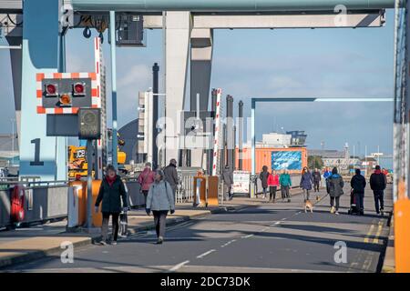 Cardiff Bay, Galles del Sud, Regno Unito. 19 Nov 2020. Persone che attraversano la diga a Cardiff Bay questo pomeriggio nel tempo soleggiato. Credit: Phil Rees/Alamy Live News Foto Stock