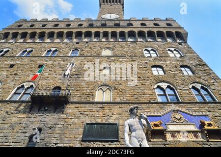 Copia del David di Michelangelo di fronte a Palazzo Vecchio, Firenze, Italia, Europa Foto Stock