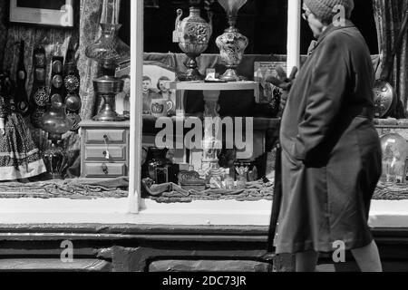 Un anziano acquirente a Horncastle. Lincolnshire Wolds. Inghilterra. REGNO UNITO Foto Stock