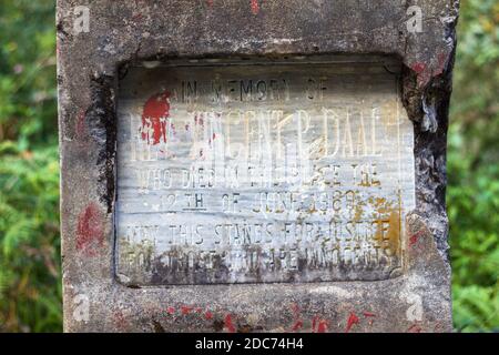 Marcatore commemorativo dedicato al Rev.do Vincent Dall che è stato ucciso in questo luogo a Sagada, Filippine Foto Stock