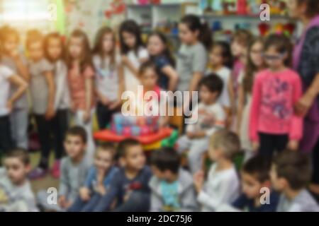 Immagine offuscata di bambini alla festa di compleanno in asilo per l'uso in background. Foto Stock