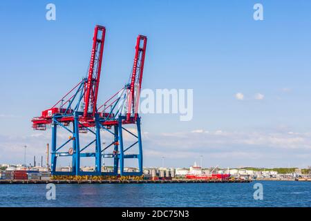 Gru a container nel porto di Gothenburg in Svezia Foto Stock