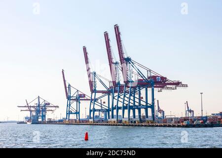 Gru a container in un porto di Gothenburg in Svezia Foto Stock