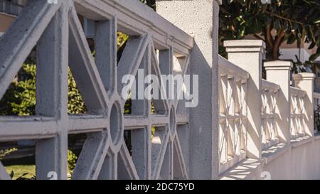 recinzione in cemento bianco ornamentale quadrato sulla strada Foto Stock