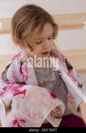 Figlia e padre che si cforno insieme Foto Stock