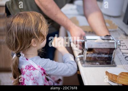 Figlia e padre che si cforno insieme Foto Stock