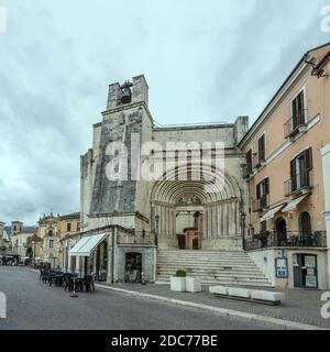 SULMONA, ITALIA - settembre 27 2020: Paesaggio urbano con porta laterale monumentale della chiesa 'S.Francesco della Scarpa' nel centro storico, girato in clò luminoso Foto Stock