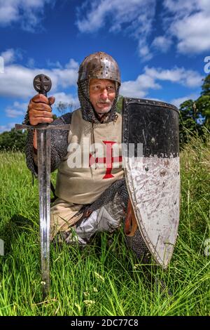 Un uomo vestito da cavalieri templari, Monastero Esrum, Zelanda settentrionale. Danimarca Foto Stock