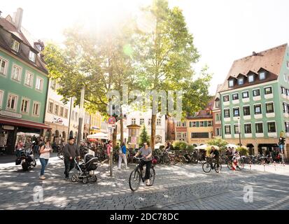 vecchie case storiche nel centro di bamberga in germania al sole d'estate Foto Stock