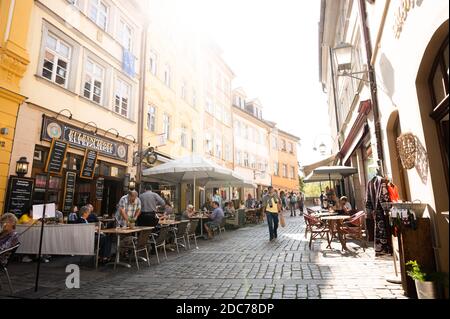 strada con caffetterie a bamberga nel centro storico della città Foto Stock