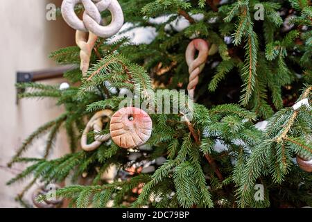 Albero di Natale con giocattoli commestibili sulla strada, closeup. Foto Stock