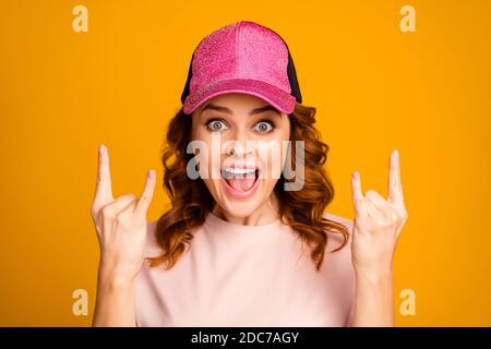 Primo piano-in su ritratto di lei bella-osservante attraente grazioso allegro allegro ragazza felice che mostra il simbolo del corno avendo divertimento isolato sopra brillante e brillante Foto Stock