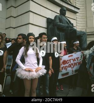 La Giornata dei leader del rilancio in Bulgaria, 1 novembre. Gli studenti dell'Università di Sofia festeggiano. Foto Stock