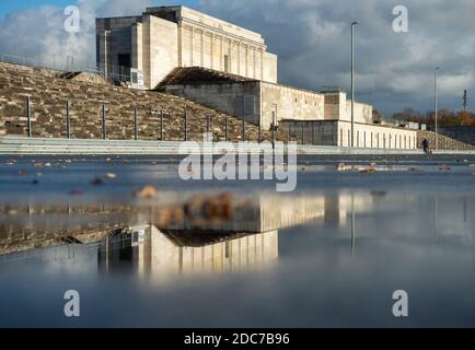 19 novembre 2020, Baviera, Norimberga: Vista della tribuna Zeppelin sull'ex Nazi Party Rally Grounds a Norimberga. Il 20 novembre 2020 ricorre il 75° anniversario dell'inizio dei processi di Norimberga. Foto: Timm Schamberger/dpa Foto Stock