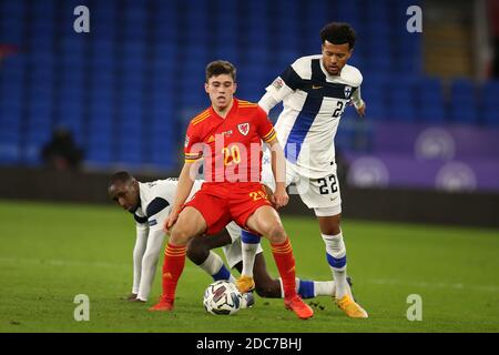 Cardiff, Regno Unito. 18 Nov 2020. Daniel James del Galles è affrontato dalla finlandese Glen Kamara (l) e Nicholas Hamalainen (r). UEFA Nations League, gruppo H match, Galles contro Finlandia al Cardiff City Stadium di Cardiff, Galles del Sud, mercoledì 18 novembre 2020. pic by Andrew Orchard/Andrew Orchard sports photography/Alamy Live News Credit: Andrew Orchard sports photography/Alamy Live News Foto Stock