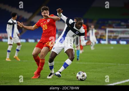 Cardiff, Regno Unito. 18 Nov 2020. Daniel James del Galles e Glen Kamara (r) della Finlandia in azione. UEFA Nations League, gruppo H match, Galles contro Finlandia al Cardiff City Stadium di Cardiff, Galles del Sud, mercoledì 18 novembre 2020. pic by Andrew Orchard/Andrew Orchard sports photography/Alamy Live News Credit: Andrew Orchard sports photography/Alamy Live News Foto Stock