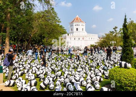 L'installazione artistica del 1600 Pandas di Paulo Grangeon a Bangkok, Thailandia Foto Stock