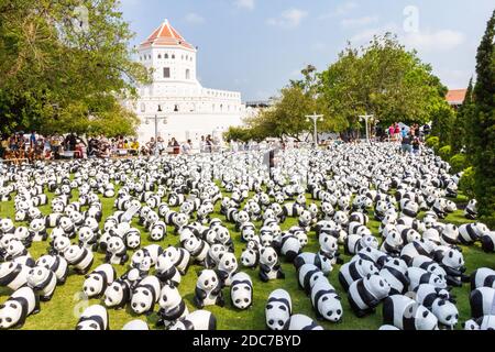 L'installazione artistica del 1600 Pandas di Paulo Grangeon a Bangkok, Thailandia Foto Stock