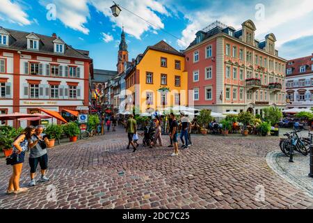 Heidelber, Germania - 6 luglio 2019: Mercato affollato di turisti e Municipio a Heidelberg in Germania. Heidelberg è una città del Baden-Wurttemberg Foto Stock