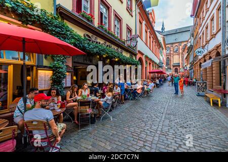 Heidelber, Germania - 6 luglio 2019: Mercato affollato di turisti e Municipio a Heidelberg in Germania. Heidelberg è una città del Baden-Wurttemberg Foto Stock