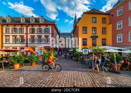 Heidelber, Germania - 6 luglio 2019: Mercato affollato di turisti e Municipio a Heidelberg in Germania. Heidelberg è una città del Baden-Wurttemberg Foto Stock