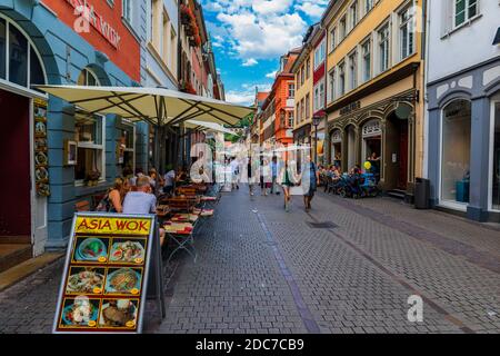 Heidelber, Germania - 6 luglio 2019: Mercato affollato di turisti e Municipio a Heidelberg in Germania. Heidelberg è una città del Baden-Wurttemberg Foto Stock