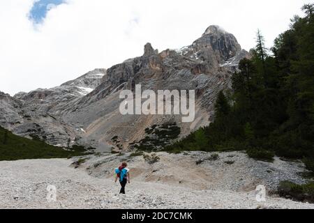 donna escursioni in dolomiti, val di fanes Foto Stock