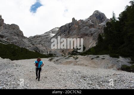 donna escursioni in dolomiti, val di fanes Foto Stock