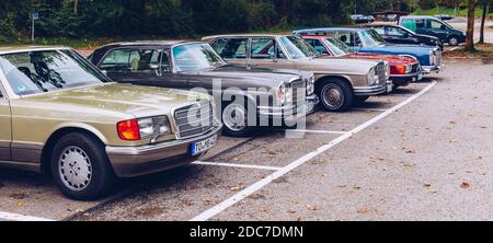 Baviera, Germania - 22 settembre 2018: Collezione di vecchie auto Mercedes-Benz in un parcheggio in Baviera: Mercedes-Benz 600, Mercedes-Benz 380 SL, Merc Foto Stock