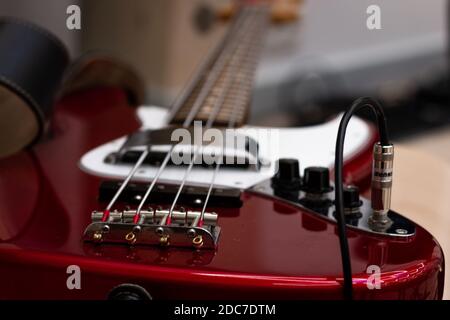 Un primo piano per chitarra con bassi rossi Foto Stock