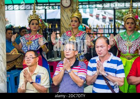 Molti thailandesi offrono preghiere al popolare Santuario di Erawan a Bangkok, in Thailandia Foto Stock