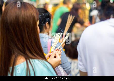 Molti thailandesi offrono preghiere al popolare Santuario di Erawan a Bangkok, in Thailandia Foto Stock